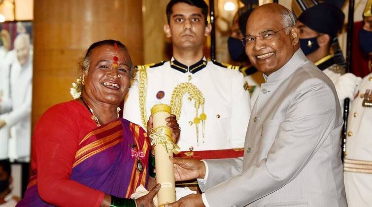manjamma jogathi gesture won everyone heart while receiving the padma award Padma Shri Award 2021: પદ્મ પુરસ્કાર પ્રાપ્ત કરતી વખતે ટ્રાન્સજેન્ડર લોક કલાકાર મંજમ્મા જોગાથીની શૈલીએ સૌના દિલ જીતી લીધા