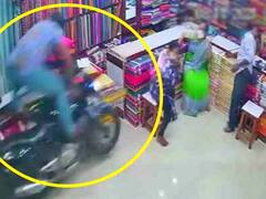 Viral Video: ఖమ్మం వైరల్ వీడియో.. బట్టల దుకాణంలోకి దూసుకెళ్లిన బైక్..