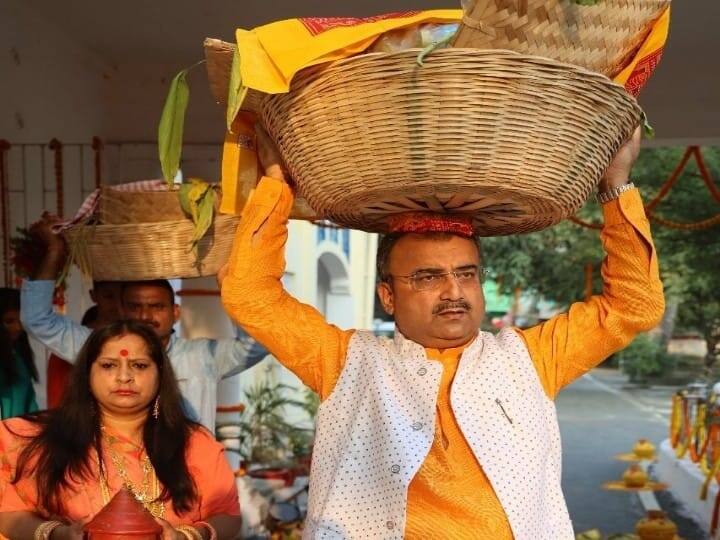 बिहार के स्वास्थ्य मंत्री भी सिर पर सूप से लदा दउरा लिए नज़र आ रहे हैं. उन्होंने ट्विटर पर तस्वीर साझा की है और लिखा है, 