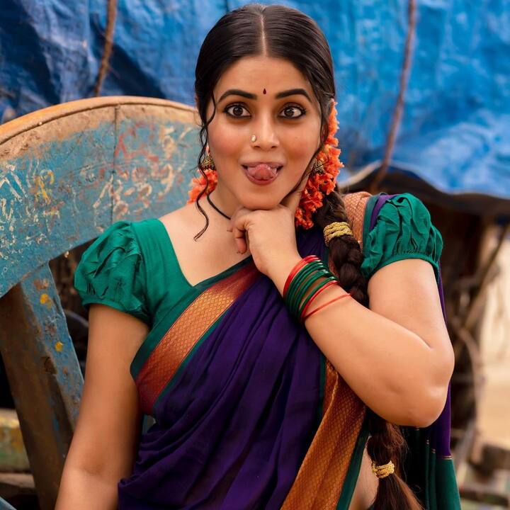 బుల్లితెరపై తరచూ తళుక్కుమంటోంది పూర్ణ. ప్రైవేటు టీవీ ఛానెల్ లో వచ్చే ఓ డ్యాన్స్ షోకు జడ్జిగా వ్యవహరిస్తోంది. (Image credit: Instagram)