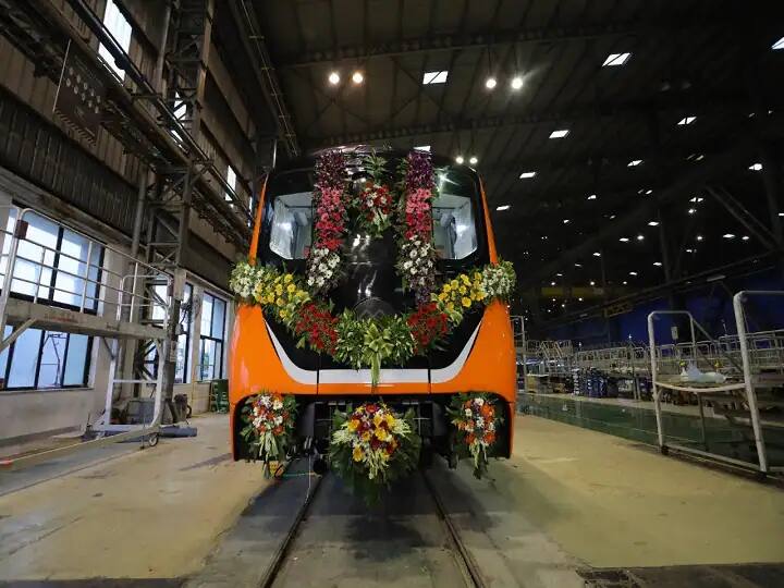 The Chief Minister Yogi Adityanath gave the green signal to the trial run of Kanpur Metro train, know everything about this train in detail Kanpur Metro: कानपुर मेट्रो ट्रेन के ट्रायल रन को मुख्यमंत्री Yogi Adityanath ने दिखाई हरी झंडी, जानें इस ट्रेन की खासियत