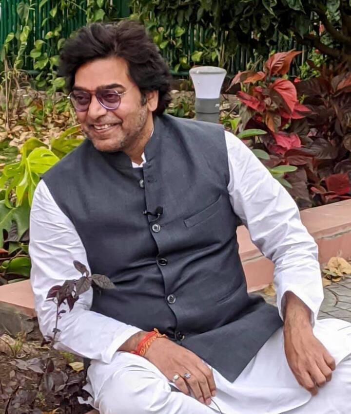 अशुतोष यांनी एलएलबीचे शिक्षण घेतले आहे. त्यांना लॉची प्रॅक्टिस करायची होती. पण त्यांच्या गुरूंनी त्यांना अभिनय क्षेत्रात काम करण्याचा सल्ला दिला. त्यानंतर आशुतोष यांनी नॅशनल स्कूल ऑफ ड्रामामध्ये प्रवेश घेतला. तिथूनच त्यांनी अभिनय क्षेत्रात काम करण्यास सुरूवात  केली.   (Photo:@ashutosh.rana.585/FB)