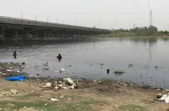 यमुना को 80% प्रदूषित करने वाली दिल्ली की सरकारें उसे बचाने के लिए क्या कर रहीं? | घंटी बजाओ