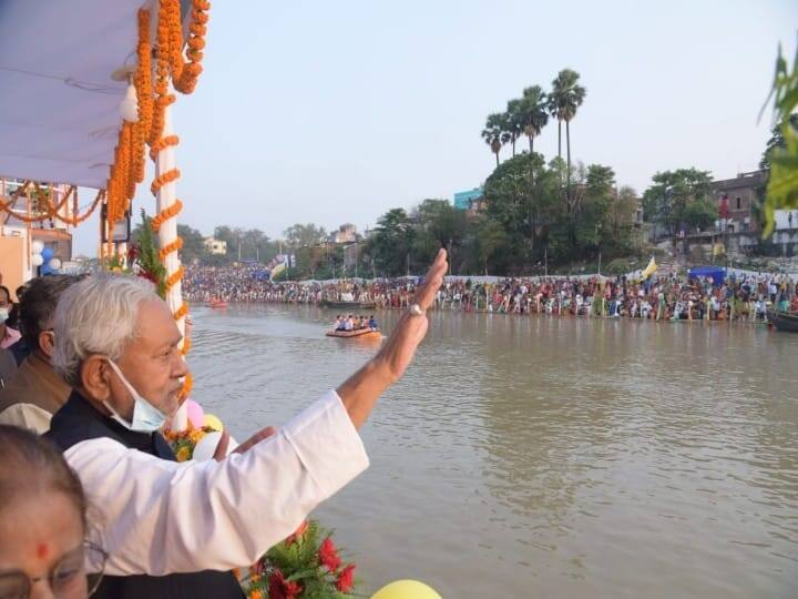 इधर, अर्घ्य देने के बाद मुख्यमंत्री स्टीमर पर सवार होकर गंगा घाटों के निरीक्षण को निकले. इस दौरान उन्होंने घाटों पर मौजूद लोगों का अभिवादन किया. साथ ही सभी को छठ की शुभकामनाएं देते हुए, सुरक्षित तरीके से छठ मनाने की अपील की.