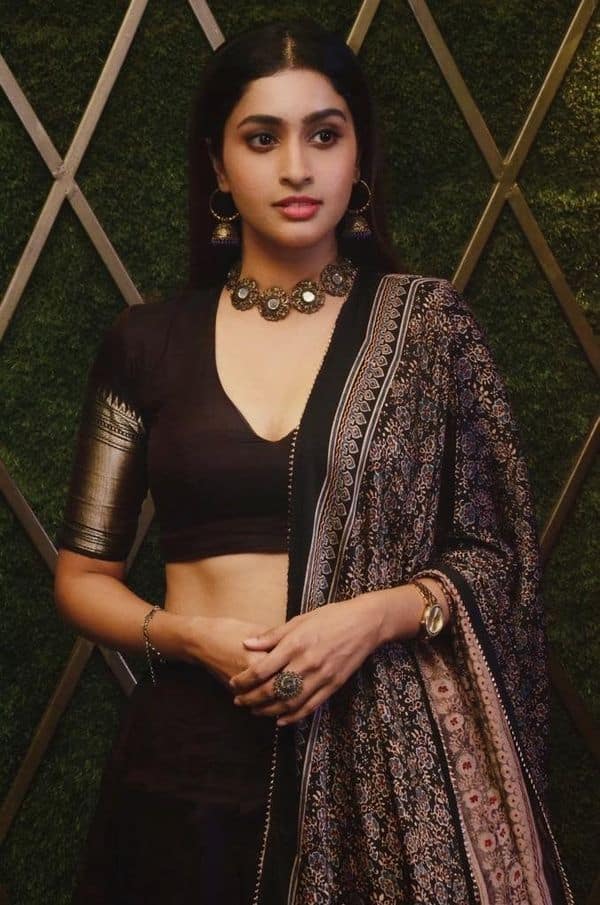 மஞ்சள் வெயில் நீ மின்னல் ஒளி நீ உன்னைக் கண்டவரைக் கண்கலங்க நிற்கவைக்கும் தீ