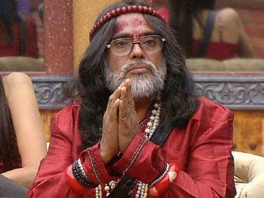 स्वामी ओम: स्वामी ओम अब इस दुनिया में नहीं हैं लेकिन वह बिग बॉस 10 का हिस्सा थे. बिग बॉस में एंट्री लेने के बाद स्वामी ओम कई कंटेस्टेंट के साथ गाली-गलौज और लड़ाई झगड़े के चलते सुर्खियों में आए थे जिसके बाद उन्हें भी अजीबोगरीब व्यवहार के चलते शो से बाहर कर दिया गया था.