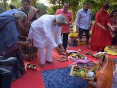Bihar Chhath Puja 2021: CM नीतीश कुमार ने डूबते सूर्य को दिया अर्घ्य, मंगल पांडेय पांडेय सिर पर दउरा लिए आए नजर, देखें तस्वीर