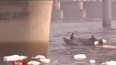 Chhat Puja 2021: দিল্লিতে যমুনার দূষিত ফেনার মধ্যে দাঁড়িয়েই ছটপুজো | Bangla News