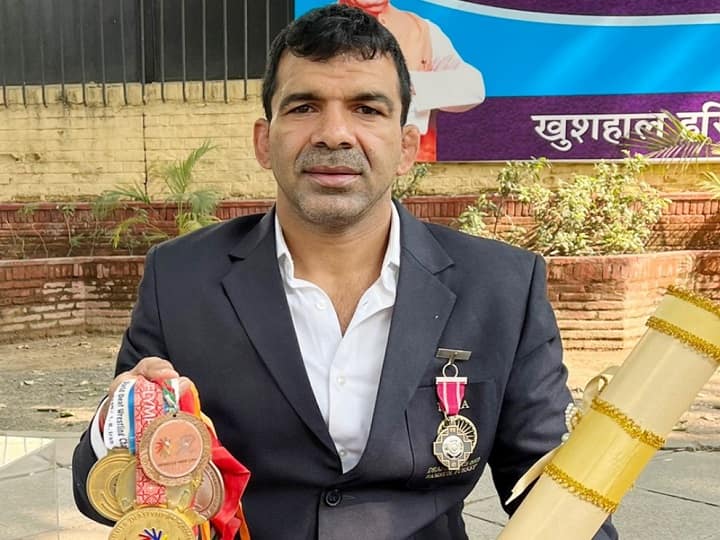 Haryana News, Virender Singh Yadav Aka Goonga Pehelwan protest outside Haryana Bhawan Haryana News: पद्मश्री मिलने के बाद धरने पर बैठे वीरेंद्र सिंह उर्फ गूंगा पहलवान, सीएम से की यह मांग