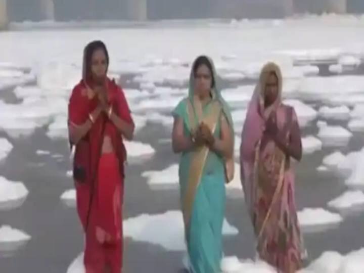 Why Toxic White foam floating on yamuna river Froth formation in Yamuna Froth formation in Yamuna : மனித உயிருக்கு ஆபத்தான நிலையில் யமுனை- நுரை ஏற்படுவது ஏன்?