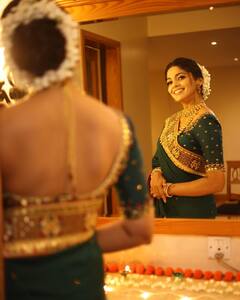 PHOTO : केसात गजरा, चेहरा हसरा; पूजा सावंतवर सर्वांच्या नजरा!