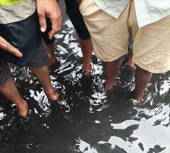 Chennai Rains: Pulianthope इलाके में नाले के पानी के बीच रहने को लोग मजबूर, सरकार के खिलाफ दिया धरना