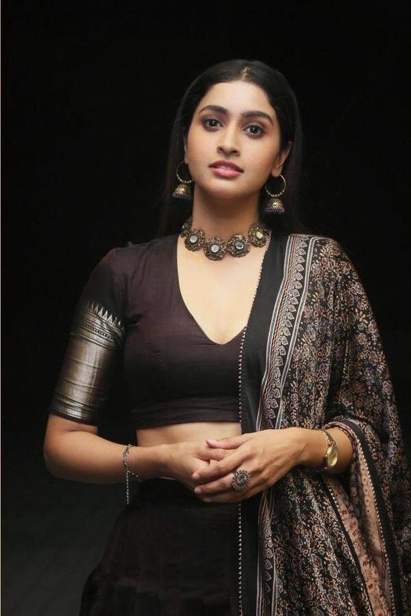 வெண்மேகம் பெண்ணாக உருவானதோ இந்நேரம் எனைப்பார்த்து விளையாடுதோ