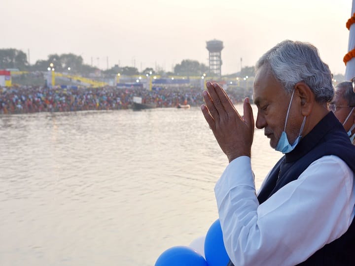 बिहार के मुख्यमंत्री नीतीश कुमार ने भी छठ पूजा के तीसरे दिन अपने सरकारी आवास पर अस्ताचलगामी सूर्य को अर्घ्य दिया और गंगा नदी किनारे छठ घाटों का निरीक्षण किया.
