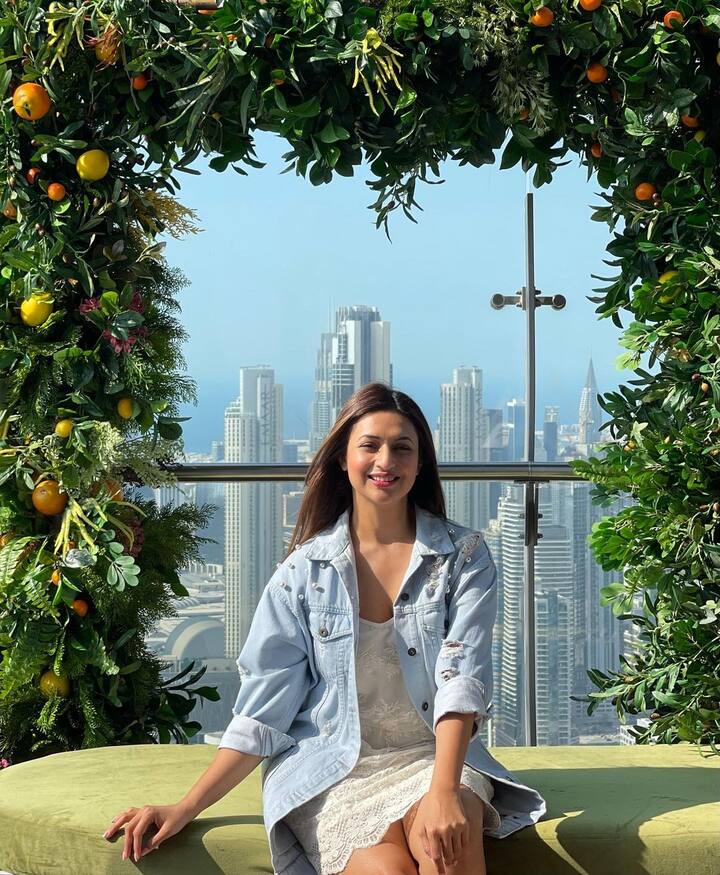 टीवी की पॉपुलर एक्ट्रेस दिव्यांका त्रिपाठी (Divyanka Tripathi) इन दिनों वेकेशन पर हैं. वो दुबई में अपने पति विवेक दहिया (Vivek Dahiya) के साथ क्वालिटी टाइम बिता रही हैं.