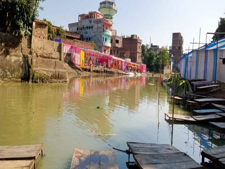 बिहार के सीतामढ़ी जिला स्थित लखनदेई नदी पर छठ पूजा के लिए सज धज कर तैयार घाट.