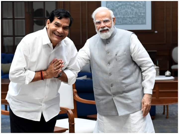 UP News: Retired IAS and MLC AK Sharma shares pictures with Prime minister Narendra Modi ANN UP News: रिटायर्ड IAS और MLC एके शर्मा ने शेयर की पीएम मोदी संग तस्वीरें, सूबे की सियासत में ये हैं इसके मायने