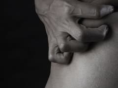 Hyderabad: బట్టలిప్పేసి నగ్నంగా పక్కింటికి వెళ్లిన యువకుడు.. ఏం చేశాడంటే..!