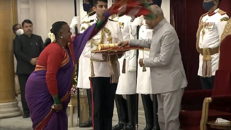 Manjamma Jogathi gesture won everyone heart while receiving the Padma award Padma Shri Award 2021: ਪਦਮ ਪੁਰਸਕਾਰ ਹਾਸਲ ਕਰਦਿਆਂ ਮੰਜੰਮਾ ਜੋਗਾਠੀ ਦੇ ਅੰਦਾਜ਼ ਨੇ ਜਿੱਤਿਆ ਸਭ ਦਾ ਦਿਲ