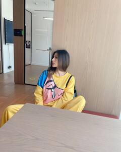 Mouni Roy Photos: येलो आउटफिट में Mouni Roy के इस कूल अंदाज ने भी बनाया फैन्स को दीवाना, फोटो हुईं वायरल