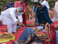 Chhath Puja 2021 Photos: डूबते सूर्य को अर्घ्य के साथ संपन्न हुआ महापर्व का तीसरा दिन, देखें कैसा रहा बिहार के नेताओं का छठ