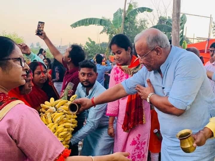 बिहार के उपमुख्यमंत्री तारकिशोर प्रसाद भी अर्घ्य देते नजर आए.