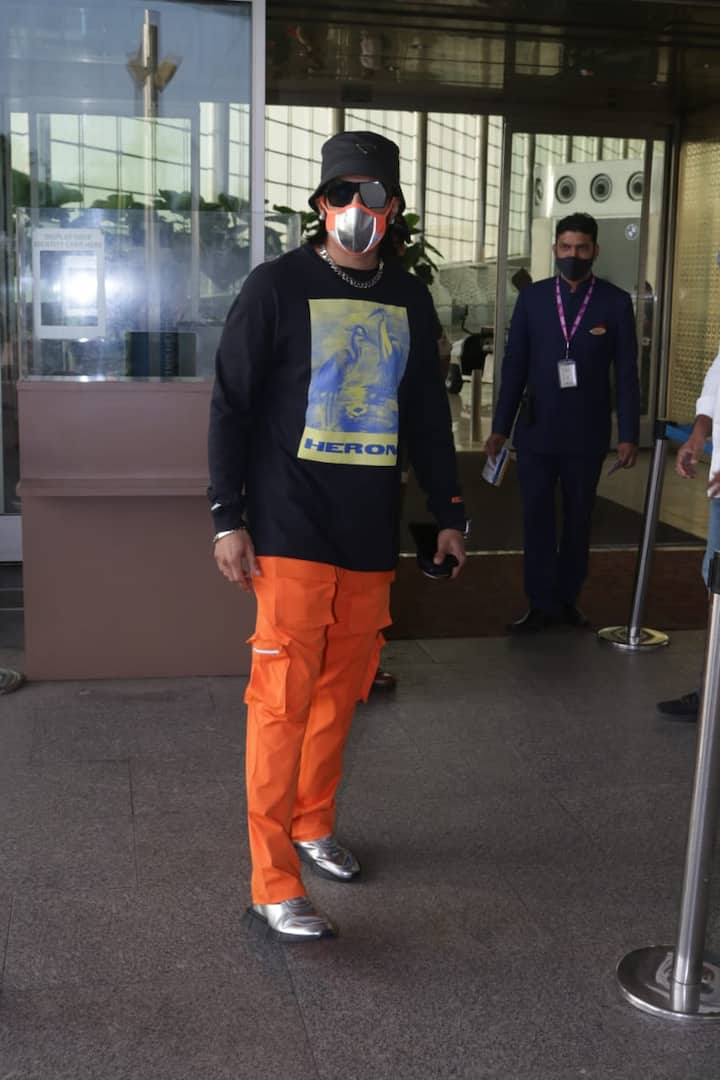 इस बीच रणवीर सिंह का एक और लुक सामने आया है, जो कि कुछ ही देर में सोशल मीडिया पर वायरल हो गया है.