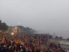 Chhath Puja 2021: वाराणसी में छठ पूजा की धूम, घाटों पर दिखी लोगों की भारी भीड़, देखें तस्वीरें
