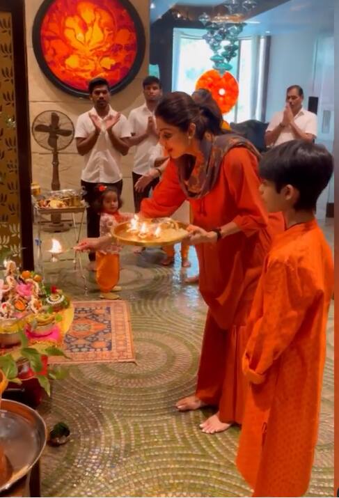 इस भव्य मंदिर में कमल की नक्काशी के साथ दोनों तरफ पैनल बना हैं. मंदिर में तुरंत जो ध्यान आकर्षित करता है वह बीच में पीतल की विशाल घंटी है. कई देवताओं की मूर्तियाँ लाइन से सजी हुई हैं और धार्मिक किताबें भी बड़े सुंदर ढंग से सजा कर रखे गए है.