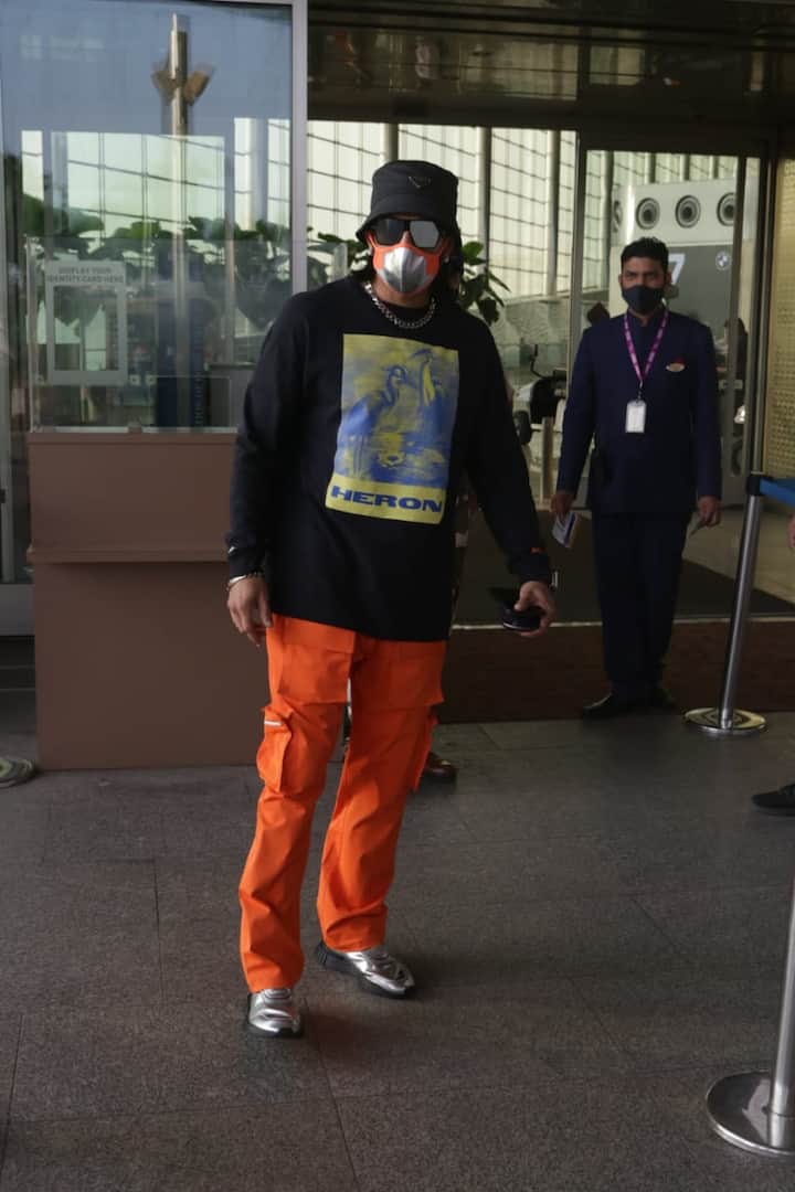 रणवीर सिंह का यह लुक एक बार फिर से इंटरनेट पर वायरल हो रहा है. फैन्स रणवीर के कलर कॉम्बिनेशन की जमकर तारीफ कर रहे हैं.
