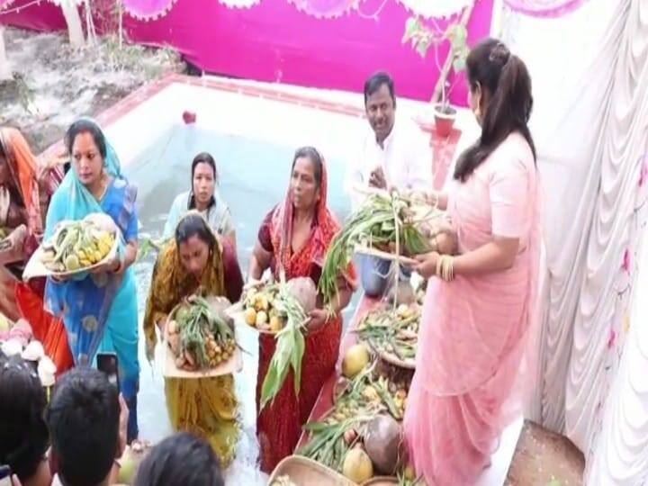 बिहार की उपमुख्यमंत्री रेणु देवी भी बेतिया स्थित अपने आवास पर परिजनों संग सूर्य देव की उपासना करते नजर आईं. रेणु देवी खुद छठ व्रत करती हैं.