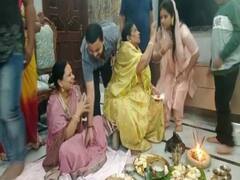 In Pics: उपमुख्यमंत्री रेणु देवी ने की खरना की पूजा, CM नीतीश समेत अन्य नेताओं ने ग्रहण किया प्रसाद, देखें तस्वीर