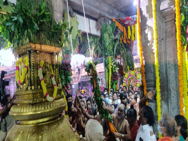 The flag hoisting ceremony was held at the Thiruvannamalai Annamalaiyar Temple கார்த்திகை தீபத்திருவிழா - திருவண்ணாமலை அண்ணாமலையார் கோயிலில் கொடியேற்றம்