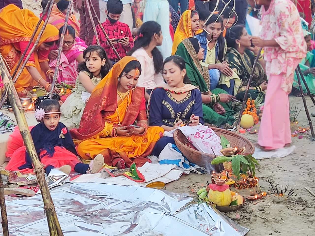 Chhath Puja 2021: राप्‍ती नदी के तट पर अस्‍ताचलगामी सूर्य को व्रती महिलाओं ने दिया अर्घ्‍य, खुशहाली मांगी
