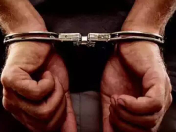 Gurugram News Two people arrested after raid for illegally serving alcohol and hookah in restaurant Gurugram News: बिना लाइसेंस के रेस्टोरेंट में परोस रहे थे शराब और हुक्का, दो लोग गिरफ्तार