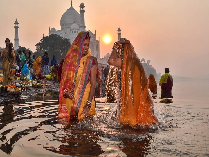 छठ व्रत सिर्फ संतान के लिए ही नहीं, बल्कि पति की लंबी उम्र के लिए भी रखा जाता है. इसलिए इस व्रत में सिदूंर का भी खास महत्व होता है. इस दिन महिलाएं पति और बच्चों के लिए बड़ी निष्ठा और तपस्या के साथ व्रत रखती हैं. इसी वजह से व्रत के बाद महिलाएं नाक तक लंबा सिंदूर भरती हैं.