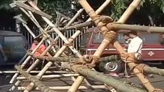 Chhat Puja 2021: ছটপুজোয় দূষণ এড়াতে তৎপর প্রশাসন, বাঁশের ব্যারিকেডে ঘেরা হল রবীন্দ্র ও সুভাষ সরোবর | Bangla News