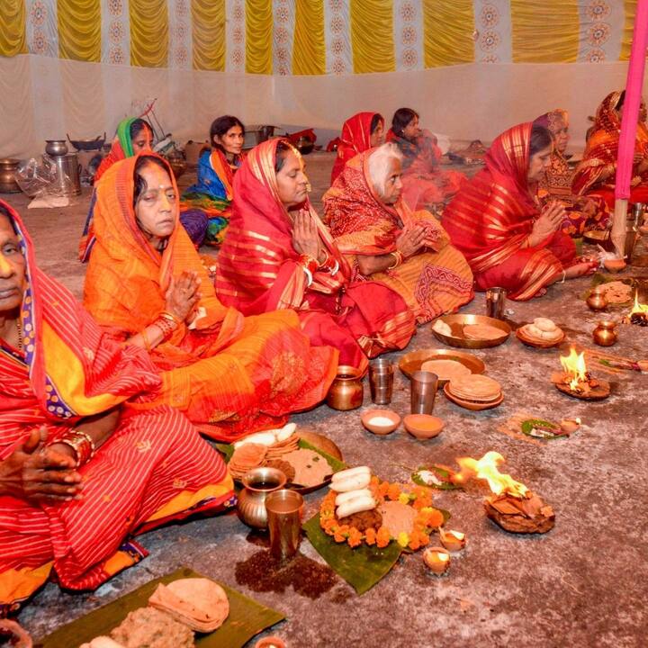 সূর্য অর্ঘ্য নিবেদনের জন্য প্লাস্টিক, রূপা বা স্টিলের পাত্র ব্যবহার করবেন না। এছাড়াও, মনে রাখবেন বাড়িতে ব্যবহৃত গ্লাস এবং লোটাও এই সময়ে ব্যবহার করা উচিত নয়