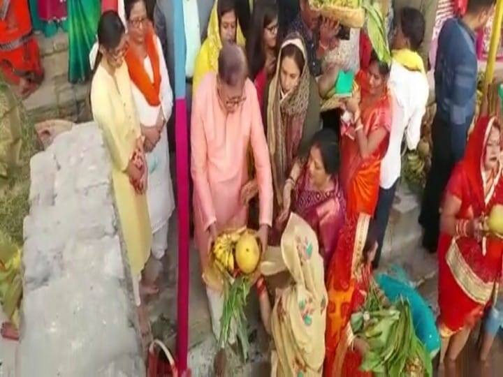 बिहार के बीजेपी के अध्यक्ष और बेतिया सांसद संजय जायसवाल भी अपनी पत्नी और परिजनों के साथ अर्घ्य देते नजर आए.