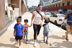 Sunny Leone Photo: तीनों बच्चों का हाथ पकड़े कैजुअल लुक में भी दिखा Sunny Leone का स्टाइलिश अंदाज, देखें तस्वीरें