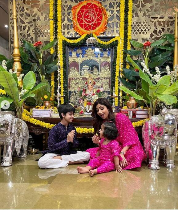 एक्ट्रेस शिल्पा शेट्टी अलग अलग फेस्टिवल्स की तस्वीरें शेयर करती रहती हैं. इस बीच आपने कई बार उन्हें घर में बनें मंदिर में पूजा करते हुए भी देखा होगा.