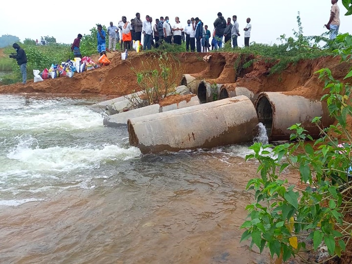 விழுப்புரம்: ஏனாதிமங்கலம் - மாரங்கியூர் இடையே கோரையாற்றின் குறுக்கே தற்காலிக தரைப்பாலம் உடைந்தது