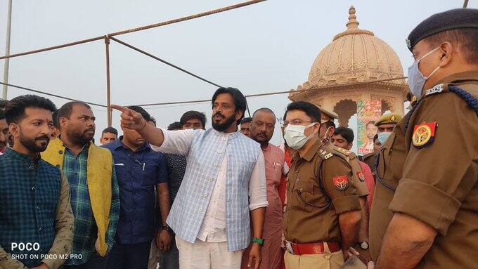 घाटों की व्यवस्था देखने के बाद रवि किशन को जहां जो समस्या लगी उन्होंने उसे दूर करने के निर्देश भी संबंधित लोगों को दिए.