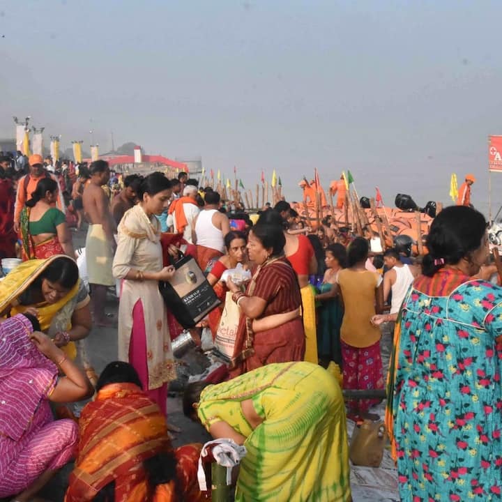 পূজার নৈবেদ্য বা পুজোর সময় হাত একেবারে পরিষ্কার রাখতে হবে। এমনকী পরিষ্কার কাপড় পরিধান কতে হবে