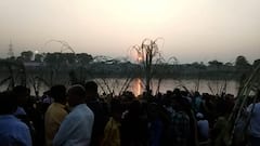 Gorakhpur के राजघाट पर लाखों की संख्या में जुटी महिलाओं ने कुछ ऐसे की पूजा-पाठ!