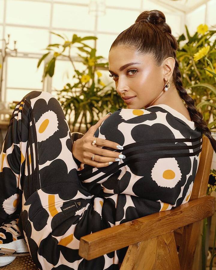 9 नोव्हेंबर 2007 रोजी ओम शांती ओम हा चित्रपट प्रदर्शित झाला होता. या चित्रपटाचे दिग्दर्शन फराह खानने केले होते. चित्रपटाच्या कथानकाला आणि गाण्यांना प्रेक्षकांची पसंती मिळाली होती.