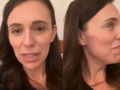 Watch Video | லைவ் பேசிய பிரதமர்.. தூக்கம் கலைந்து இடையே வந்த மகள்..! க்யூட் வீடியோ!!