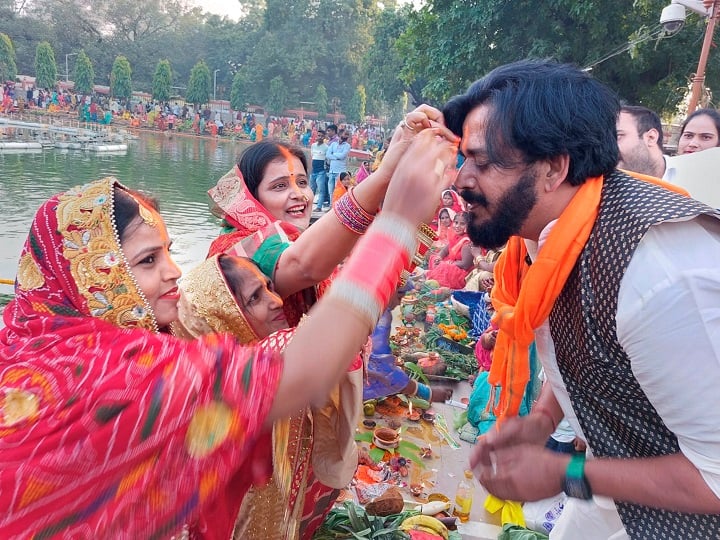 सांसद मनोज तिवारी और परवेश वर्मा सहित भाजपा नेताओं के नेतृत्व में बड़ी संख्या में श्रद्धालु घाटों पर पहुंचे. हालांकि, प्रशासन के लोगों ने उन्हें रोकने की कोशिश की.
