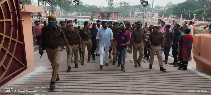 इस मौके पर उनके साथ उनके सहयोगी और सुरक्षा के लिए पुलिसकर्मी भी थे. रवि किशन के साथ बहुत से लोग चल रहे थे और उनके द्वारा दिए गए निर्देश संबंधित अधिकारी ध्यान से सुन रहे थे.