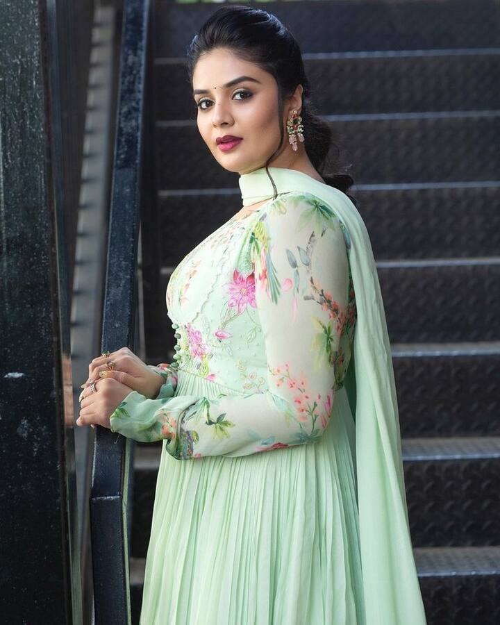 తాజాగా శ్రీముఖి కొన్ని ఫోటోలను ఇన్స్టాగ్రామ్ లో షేర్ చేసింది. (Photo Courtesy: Instagram)